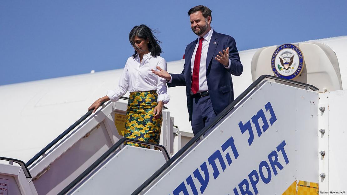 ABD Başkan Yardımcısı JD Vance, eşi Usha Vance ile birlikte İsrail'de uçaktan inerken. ABD Başkan Yardımcısı JD Vance, eşi Usha Vance ile birlikte İsrail'de uçaktan inerken.