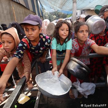 سوف يشمل القرار الإسرائيلي منظمات فاعلة رئيسية في غزة منها "أطباء بلا حدود"، والمجلس النروجي للاجئين ومنظمة كير ومنظمة "وورلد فيجن" وأوكسفام.