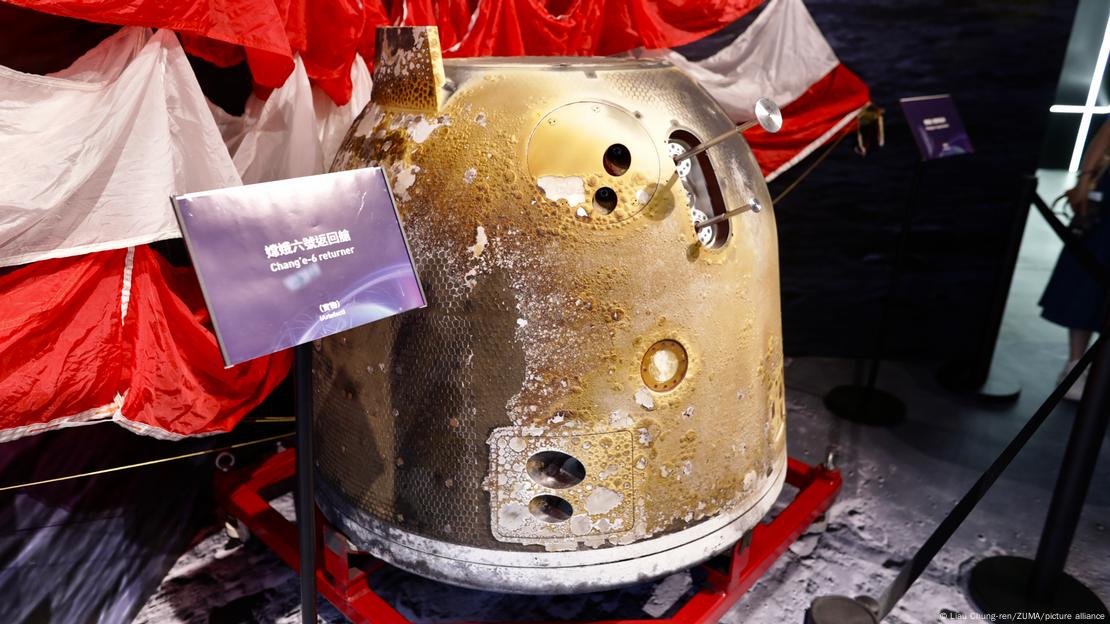 La cápsula de reentrada de la misión Chang'e-6 fue exhibida en Hong Kong durante la Exposición Aeroespacial China, mostrando al público el histórico vehículo que transportó las primeras muestras de la cara oculta lunar. La cápsula de reentrada de la misión Chang'e-6 fue exhibida en Hong Kong durante la Exposición Aeroespacial China, mostrando al público el histórico vehículo que transportó las primeras muestras de la cara oculta lunar.