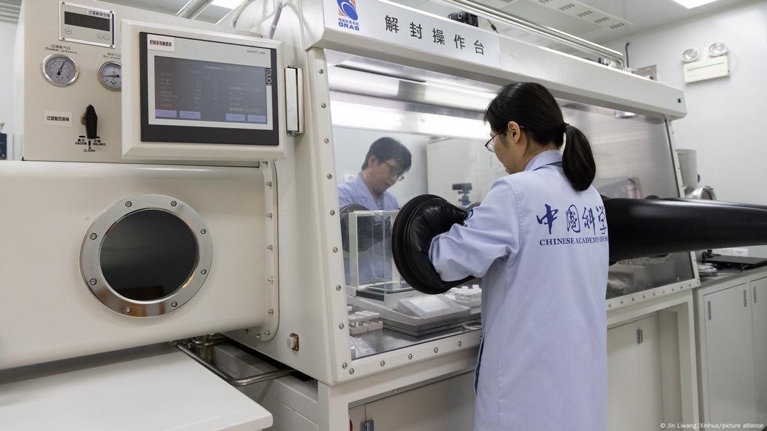 Científicos chinos examinaron las muestras lunares de la Chang'e-6, revelando características únicas nunca antes observadas en material lunar. Científicos chinos examinaron las muestras lunares de la Chang'e-6, revelando características únicas nunca antes observadas en material lunar.