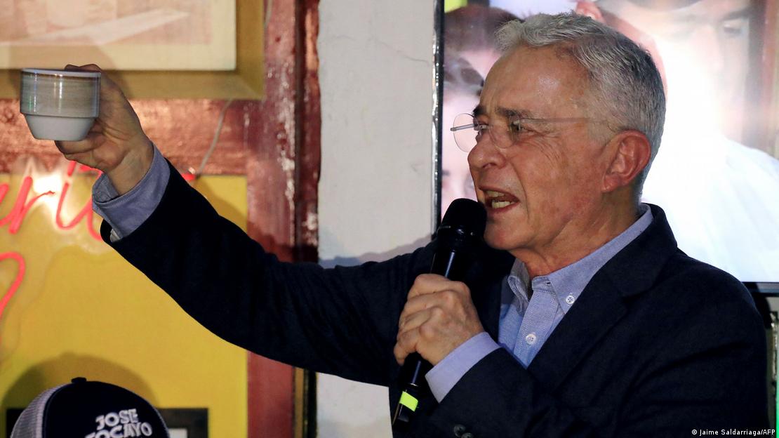 Álvaro Uribe nach seiner Entlassung aus dem Hausarrest