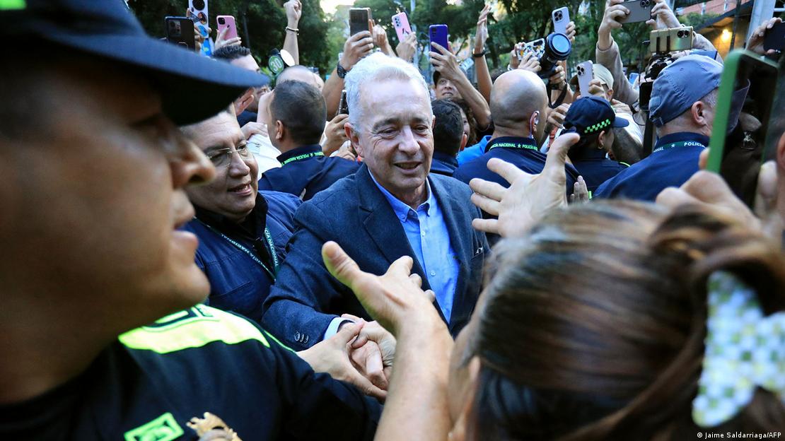 Uribe saluda a sus simpatizantes tras ser liberado de su arresto domiciliario en Sabaneta, Antioquia (20.08.2025)