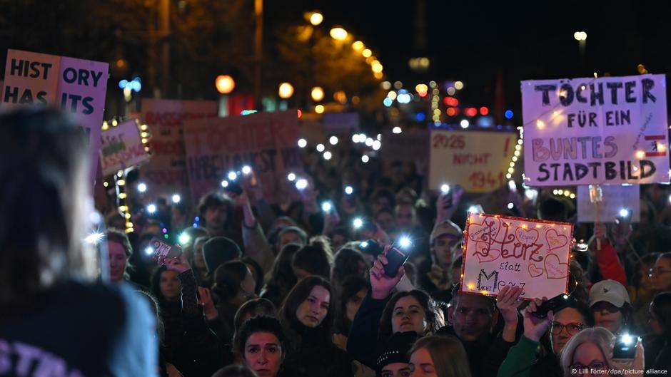 Germany news: 'Daughters' protest after Merz remarks  DW  10/22/2025