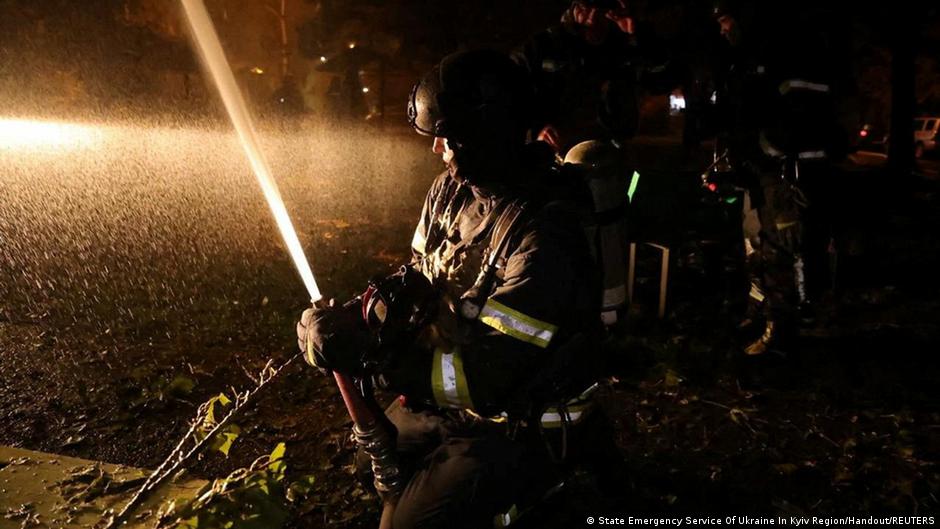 Нічна атака РФ: на Київщині загибла, поранені, руйнування – DW – 27.12.2025