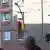 Deutschland Berlin 2025 | Eine deutsche Flagge hängt aus dem Fenster eines Wohngebäudes