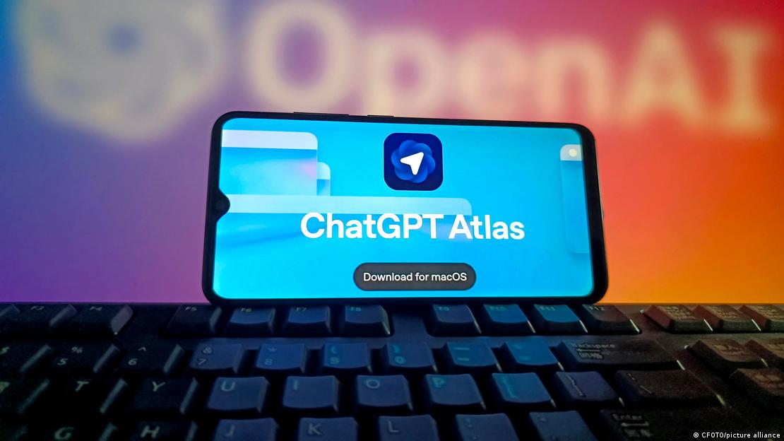 Логотип браузера ChatGPT Atlas со встроенным чат-ботом на экране смартфона, лежащего на клавиатуре Логотип браузера ChatGPT Atlas со встроенным чат-ботом на экране смартфона, лежащего на клавиатуре