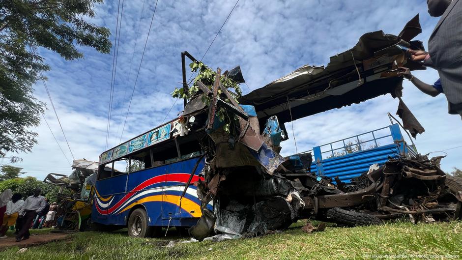 Uganda: Dozens killed in highway bus collision – DW – 10/22/2025
