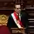 Peru Lima 2025 | José Jerí steht mit einer Schärpe an einem Pult im peruanischen Parlament (10.10.2025)