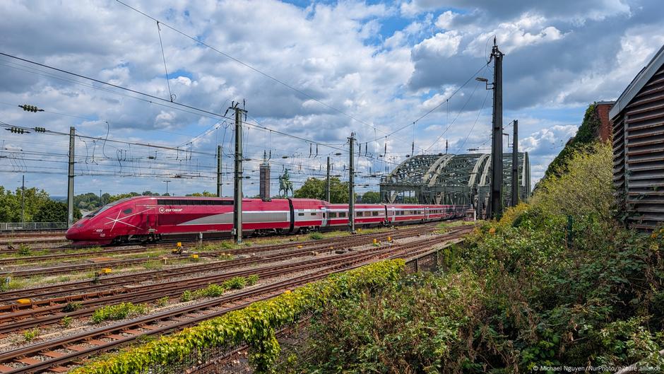 Eurostar plans double-decker trains as rivals eye Tunnel  DW  10/22/2025