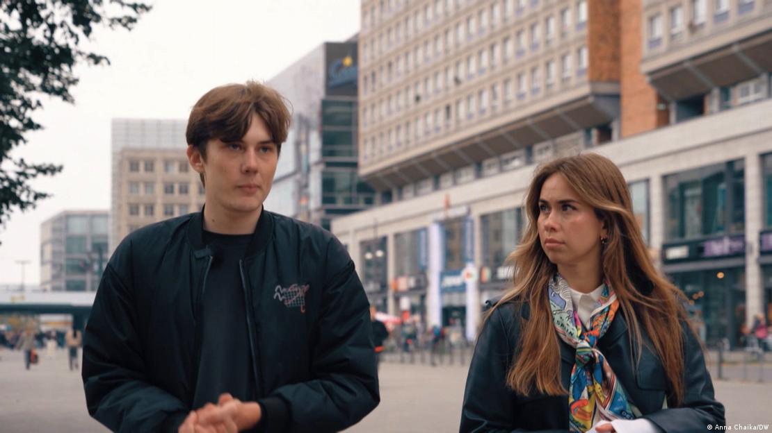 20 yaşındaki Kievli Maksim (solda), Ukrayna'dan göç etmesinin nedenlerini DW muhabiri Anna Chaika'ya anlattı 20 yaşındaki Kievli Maksim (solda), Ukrayna'dan göç etmesinin nedenlerini DW muhabiri Anna Chaika'ya anlattı