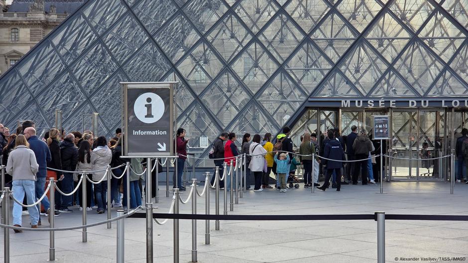 Louvre Museum reopens in Paris after jewel heist DW 10/22/2025