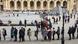 Público hace fila frente al Louvre, reabierto al público tras el espectacular robo de ocho joyas de Corona. Público hace fila frente al Louvre, reabierto al público tras el espectacular robo de ocho joyas de Corona.
