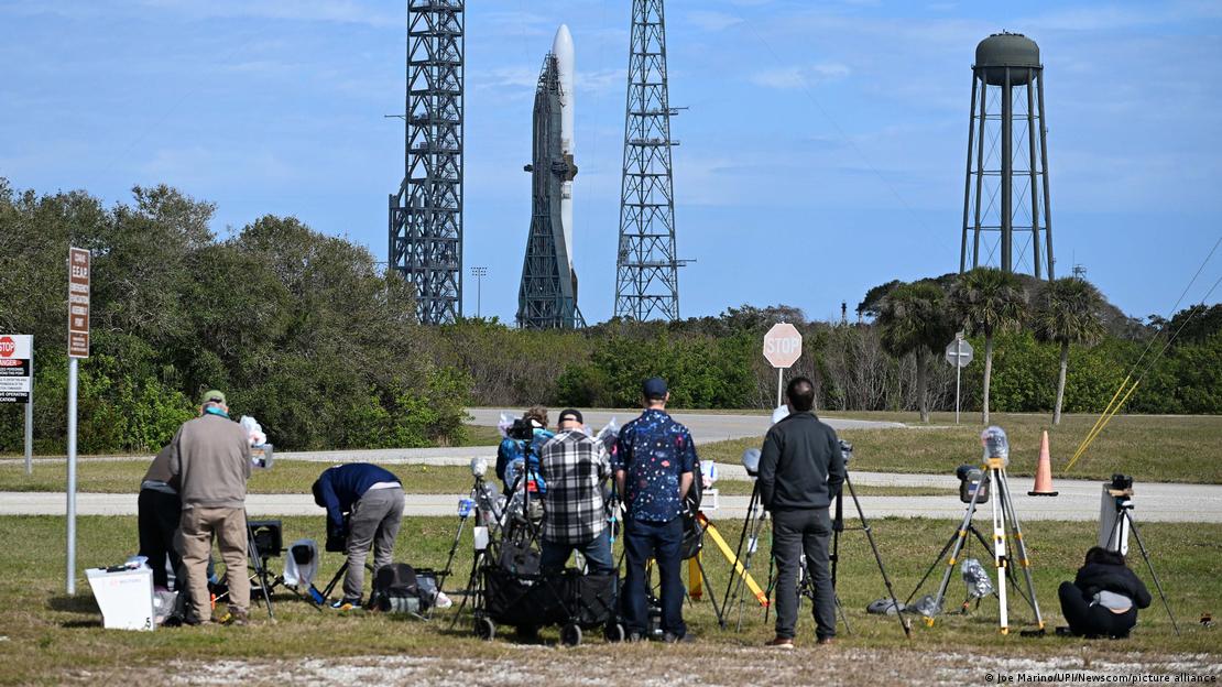 Fotógrafos prepararon sus equipos para el histórico lanzamiento del New Glenn de Blue Origin en Cabo Cañaveral, empresa que ahora compite por el contrato lunar reabierto por Duffy. Fotógrafos prepararon sus equipos para el histórico lanzamiento del New Glenn de Blue Origin en Cabo Cañaveral, empresa que ahora compite por el contrato lunar reabierto por Duffy.
