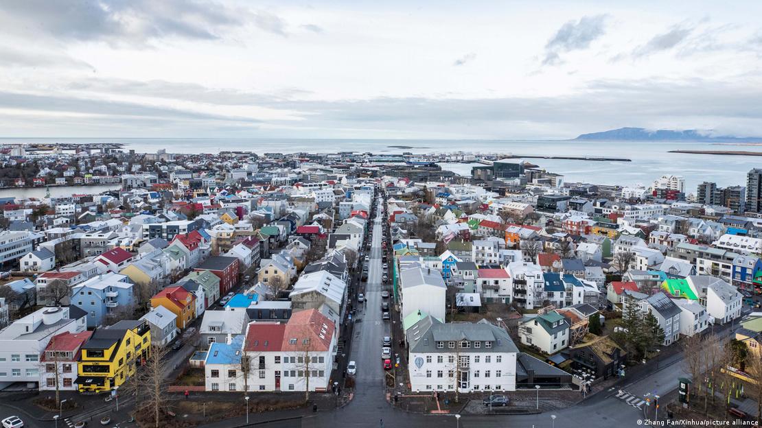 Panoramablick auf die Hauptstadt Reykjavik mit ihren charakteristischen Gebäuden Panoramablick auf die Hauptstadt Reykjavik mit ihren charakteristischen Gebäuden