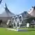 Die Olympischen Ringe im Münchener Olympiapark von 1972 - im Hintergrund das damalige Olympiastadion