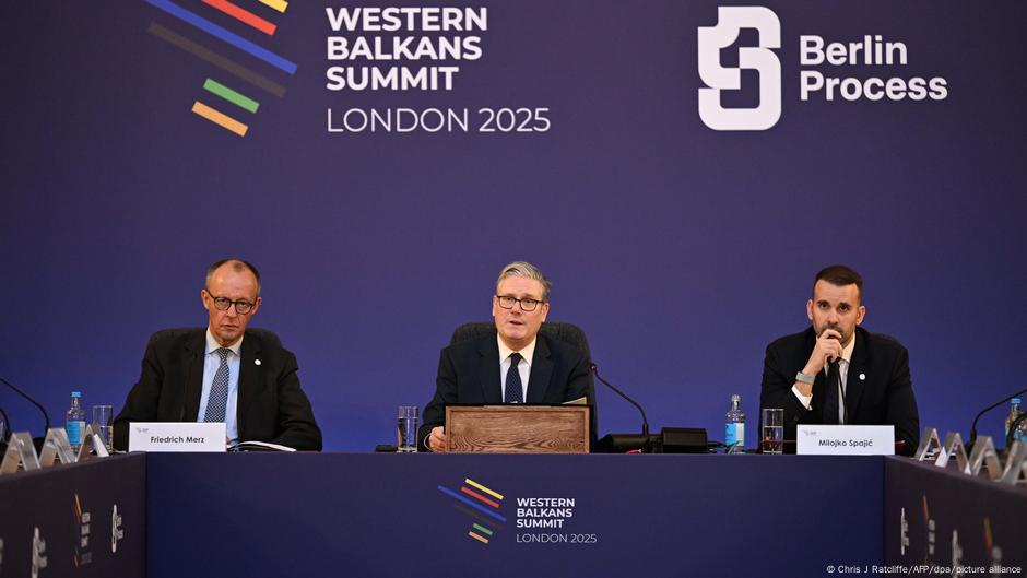Nemački kancelar Fridrih Merc, britanski premijer Kir Starmer i predsednik Vlade Crne Gore Milojko Spajić u Londonu, na samitu Berlinskog procesa