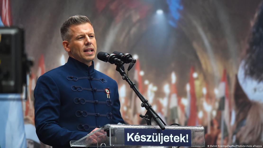 Tisza lideri Peter Magyar kürsüde konuşuyor