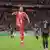 Bayern-Torjäger Harry Kane (Mitte) bejubelt seinen fünften Treffer in der noch jungen Champions-League-Saison