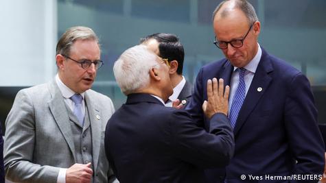 Kryeministri belg Bart De Wever, presidenti i Këshillit të BE-së Antonio Costa dhe kancelari gjerman Friedrich Merz gjatë njëtakimi në Bruksel.