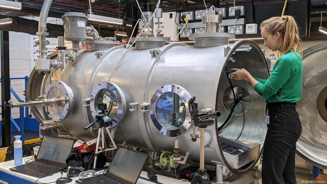 La investigadora Roelofs preparó meticulosamente los experimentos en la Cámara Marciana que revelaron cómo el hielo seco excava los misteriosos surcos del planeta rojo.