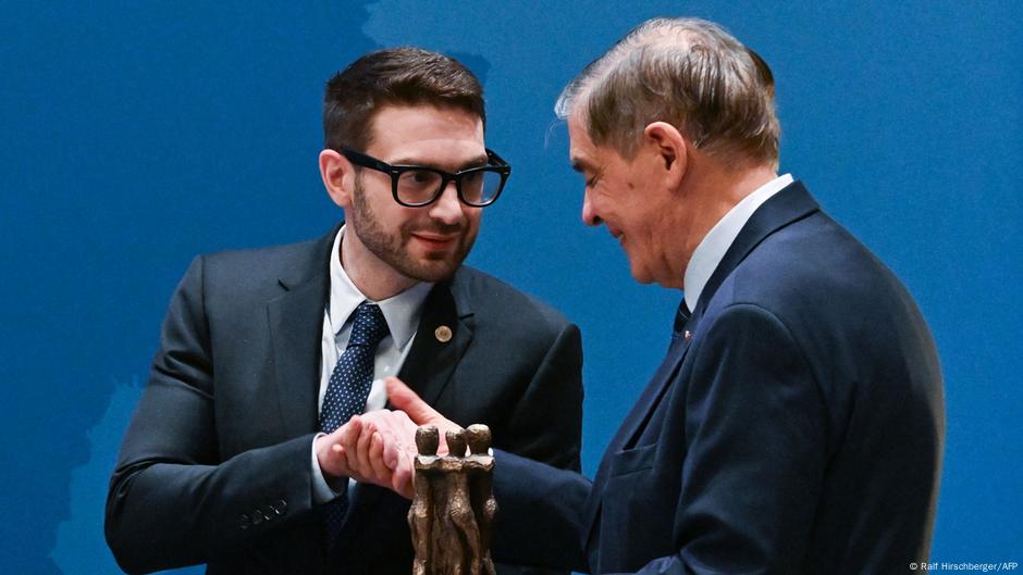 George Soros receives prize for work on Roma, Sinti rights DW 10/23/2025