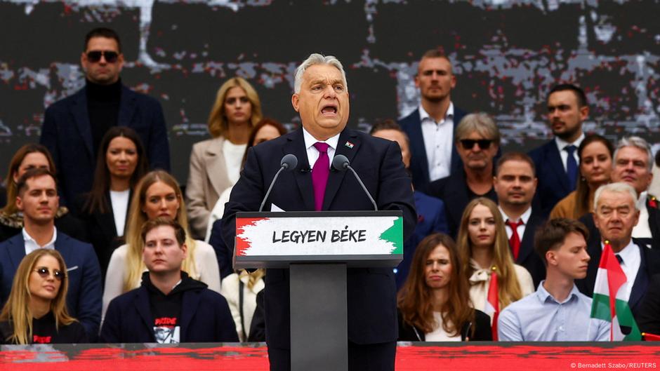 Mađarski premijer Viktor Orban govori svojim pristalicama u Budimpešti 23. oktobra 2025.