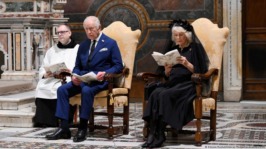 کنگ چارلس اور ملکہ کمیلا نے روم میں بیسلیکا آف سینٹ پال آؤٹ سائیڈ دی والز میں ایک دعائیہ تقریب میں شرکت کی