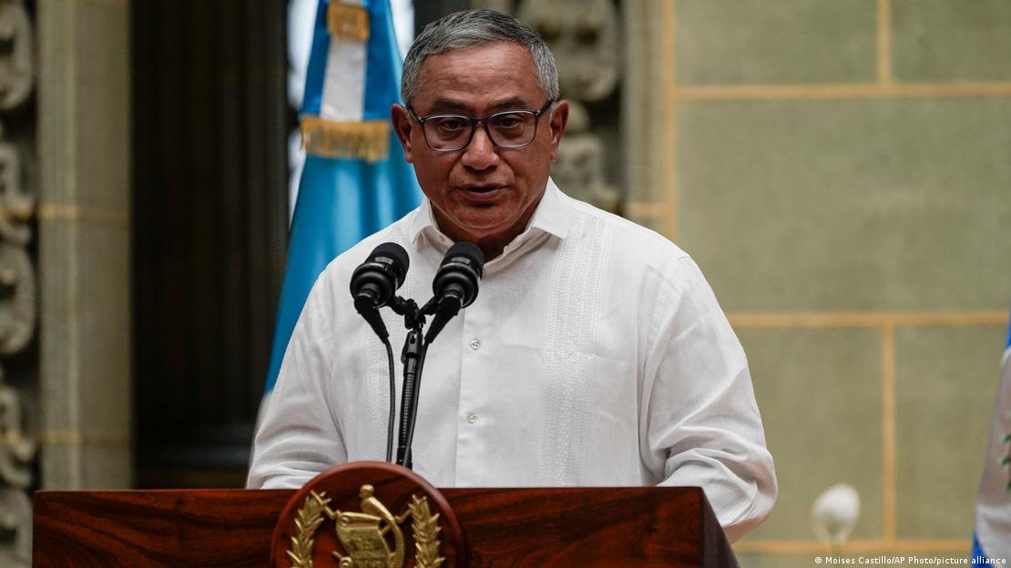 El primer ministro de Belice, Johnny Briceño, hablando al micrófono en una imagen tomada en Guatemala. (2024).