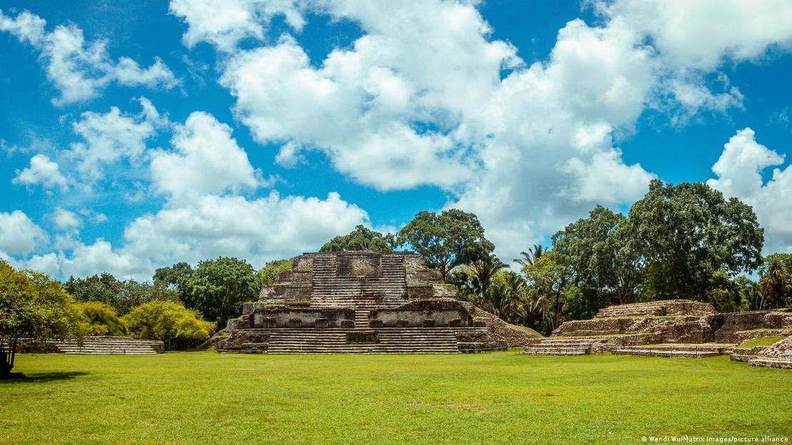 Ruinas mayas y un paisaje selvático en Altún Ha, Belice.