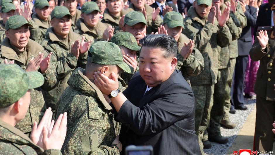 Kim Džong Un sa vojnicima