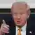 Donald Trump hablando y señalando con el dedo índice.