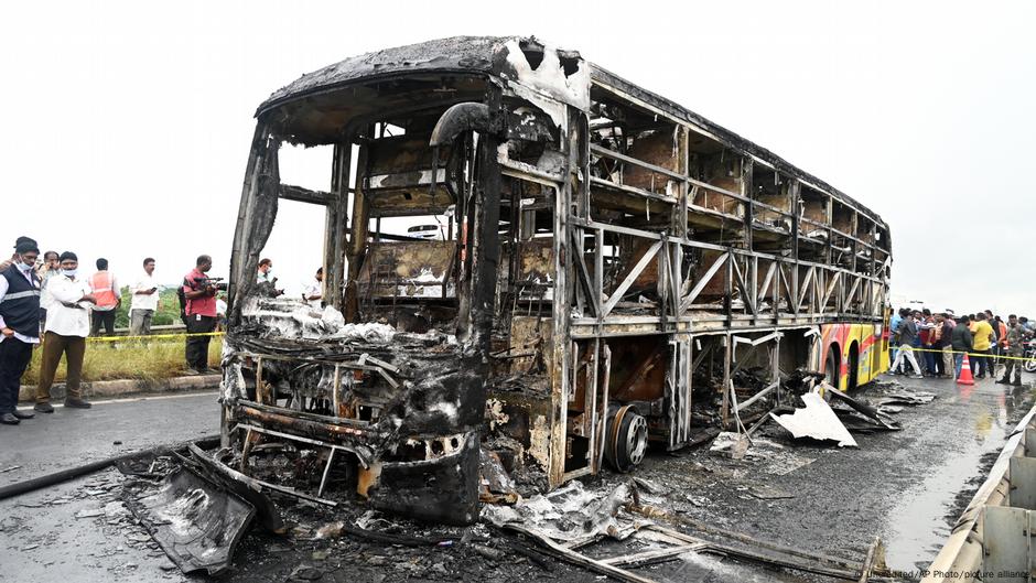 India bus fire kills 20 after motorcycle crash – DW – 10/24/2025 India bus fire kills 20 after motorcycle crash – DW – 10/24/2025