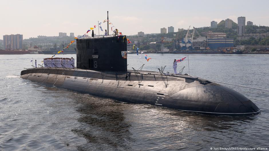 Дрони СБУ вперше знищили російську субмарину в Новоросійську – DW – 15.12.2025