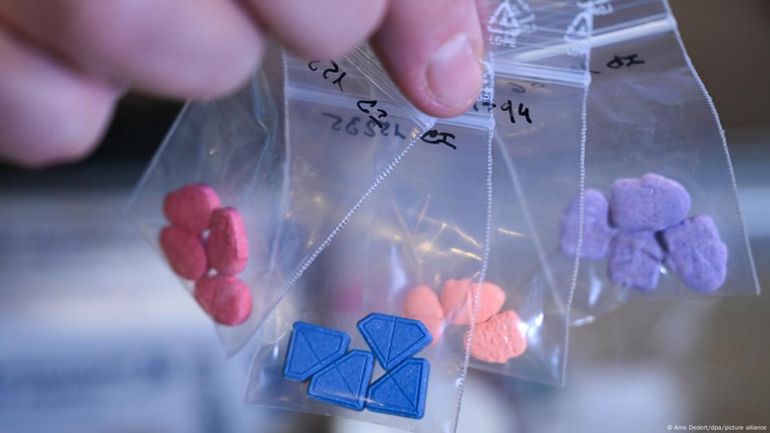 Konferenca e shtypit e Zyrës Federale të Kriminalistikës ku prezantohen droga sintetike