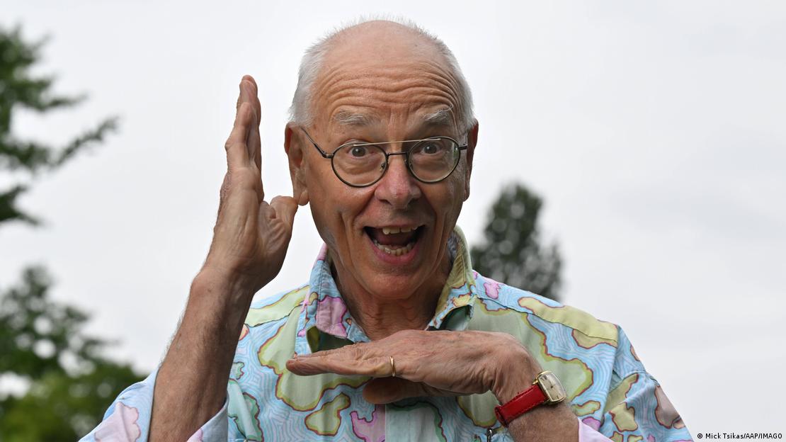 El científico Karl Kruszelnicki comparte sin tapujos datos curiosos sobre funciones corporales, convirtiéndose en un fenómeno de divulgación científica en TikTok El científico Karl Kruszelnicki comparte sin tapujos datos curiosos sobre funciones corporales, convirtiéndose en un fenómeno de divulgación científica en TikTok