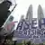 Das ASEAN-Logo vor Petronas Twin Towers vor dem 47. ASEAN-Gipfel