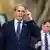El secretario del Tesoro de Estados Unidos se coloca las gafas mientras camina hacia una reunión en la Casa Blanca el pasado miércoles.