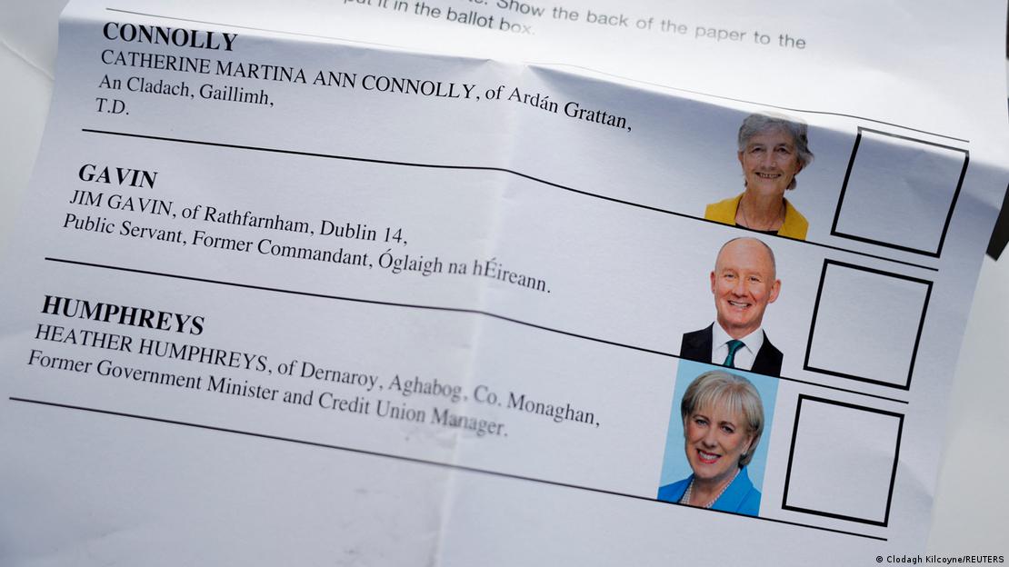 İrlanda'da üç cumhurbaşkanı adayının resimlerinin yer aldığı oy pusulası İrlanda'da üç cumhurbaşkanı adayının resimlerinin yer aldığı oy pusulası