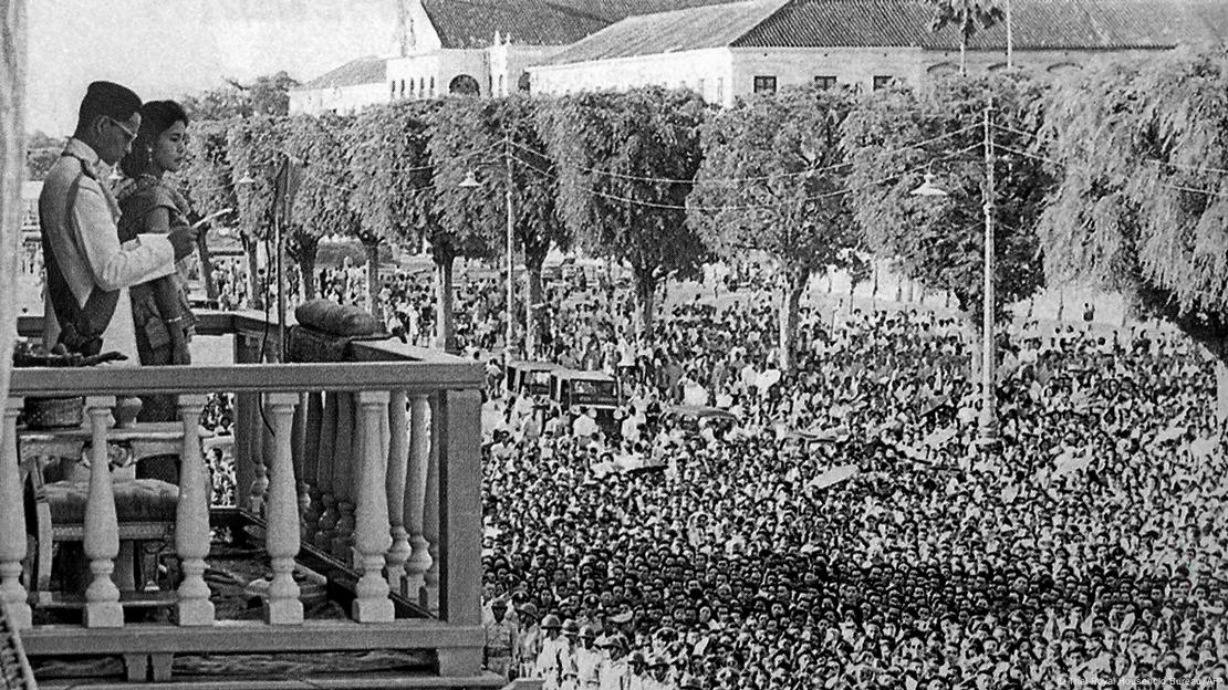 Esta fotografía sin fecha facilitada por la Oficina de la Casa Real tailandesa muestra al rey tailandés Bhumibol Adulyadej hablando junto a la reina Sirikit en el Palacio Real de Bangkok. (Archivo) Esta fotografía sin fecha facilitada por la Oficina de la Casa Real tailandesa muestra al rey tailandés Bhumibol Adulyadej hablando junto a la reina Sirikit en el Palacio Real de Bangkok. (Archivo)