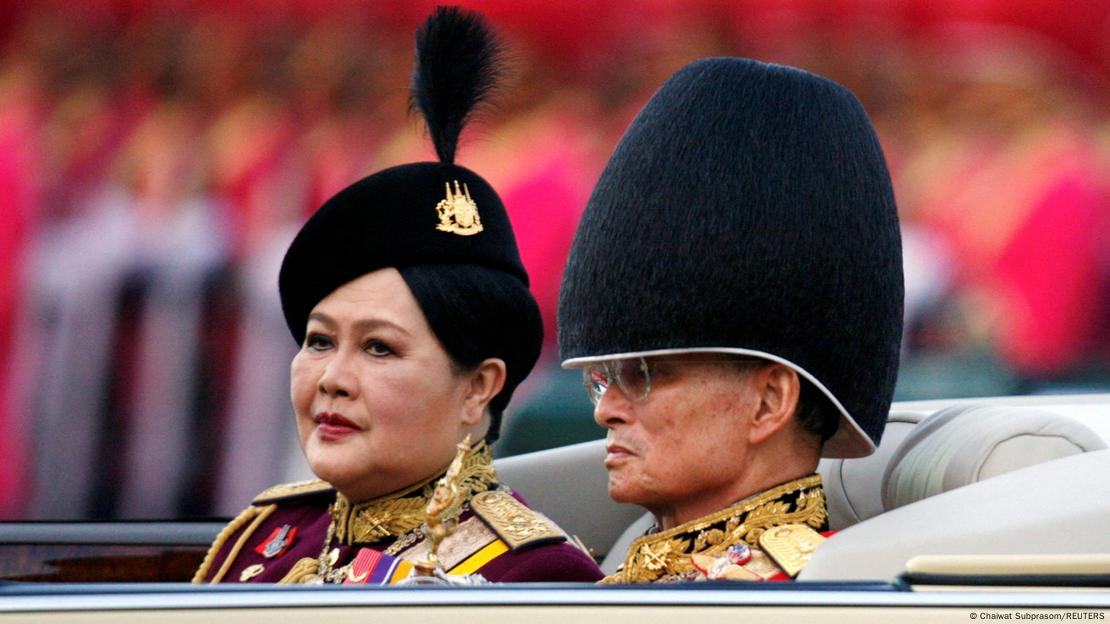 El rey Bhumibol Adulyadej de Tailandia pasa revista a un desfile junto a la reina madre Rajawongse Sirikit para celebrar su 79.º cumpleaños en Bangkok. (Archivo 02.12.2006) El rey Bhumibol Adulyadej de Tailandia pasa revista a un desfile junto a la reina madre Rajawongse Sirikit para celebrar su 79.º cumpleaños en Bangkok. (Archivo 02.12.2006)