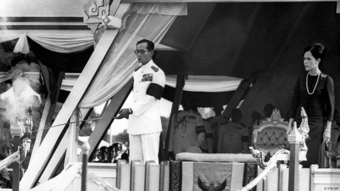 El rey Bhumibol Adulyadej (al centro) y la reina Sirikit (derecha) asisten a una ceremonia de cremación en Bangkok en octubre de 1974, en memoria de las víctimas del primer aniversario de la revuelta estudiantil contra el régimen de la junta militar.  (Archivo 15.10.1974) El rey Bhumibol Adulyadej (al centro) y la reina Sirikit (derecha) asisten a una ceremonia de cremación en Bangkok en octubre de 1974, en memoria de las víctimas del primer aniversario de la revuelta estudiantil contra el régimen de la junta militar.  (Archivo 15.10.1974)