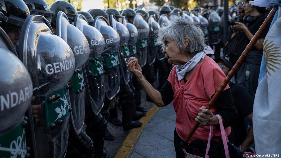 Protesta de jubilados en Buenos Aires, marzo de 2025: una anciana, hace un gesto de desaprobación a los policías antidisturbios. Protesta de jubilados en Buenos Aires, marzo de 2025: una anciana, hace un gesto de desaprobación a los policías antidisturbios.