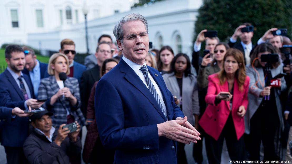 USA Washington 2025 | US-Finanzminister Scott Bessent spricht vor Reportern