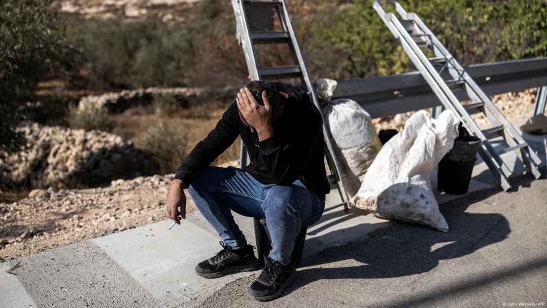 Палестинец, на когото израелските власти са забранили да прибира реколтата си от маслини Палестинец, на когото израелските власти са забранили да прибира реколтата си от маслини