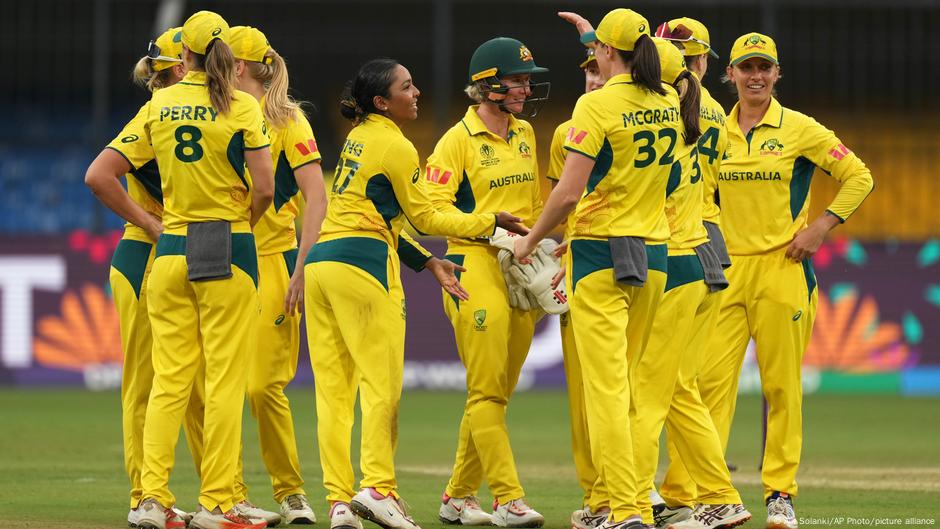 India arrests man for touching Australian women cricketers  DW  10/25/2025