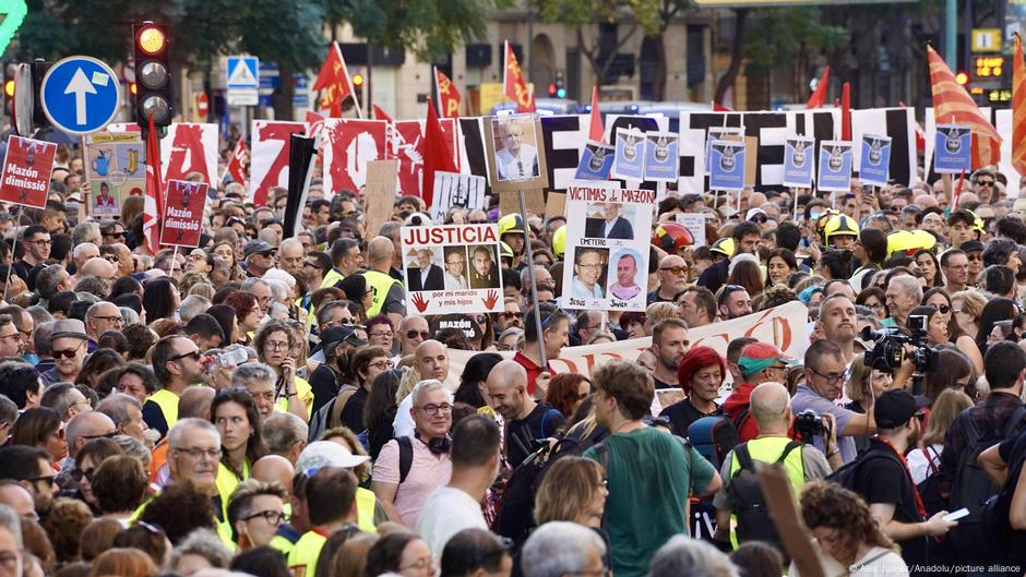 Spain: Ten of thousands protest a year after deadly floods  DW  10/25/2025