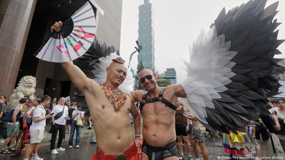 Taipei bursts with color for East Asia's largest Pride march – DW – 10