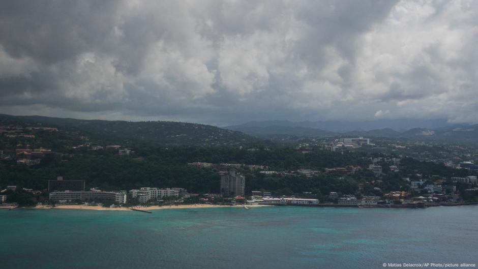 Melissa turns into major hurricane before Jamaica landfall  DW  10/26/2025