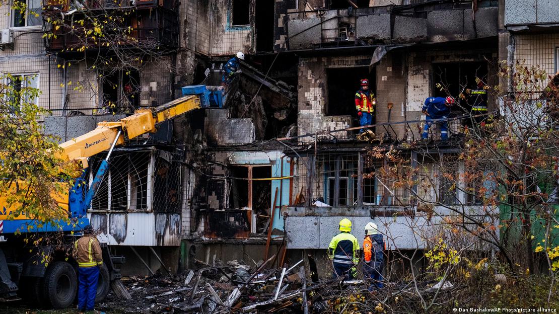 Ukraine Kiew 2025 | Feuerwehr nach russischem Drohnenangriff auf Wohngebäude