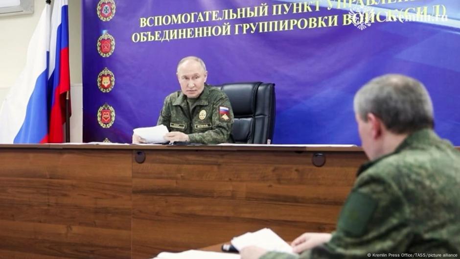 Izlazak u javnost u kamuflažnoj uniformi: ruski lider Vladimir Putin dobija izveštaj od svog načelnika Generalštaba Valerija Gerasimova o uspešnom testiranju rakete